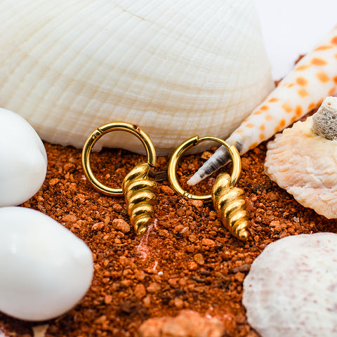 Indulge in some seaside style with our Shell Drop Earrings! These unique earrings feature real shells that will take you straight to the beach. Elevate any outfit with these quirky, playful earrings.&nbsp;  Material: Stainless Steel Plating: 18K Gold-Plated Waterproof Hypoallergenic Anti-tarnish