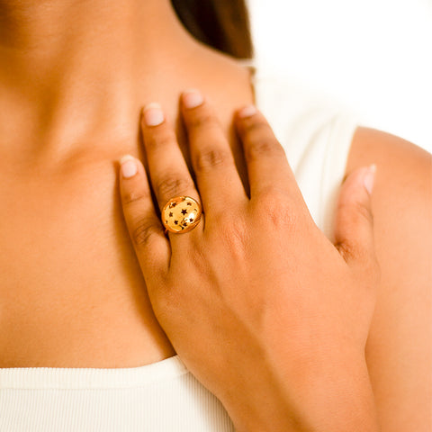 Shine bright like a star with our Star Halo Ring! This unique and playful piece is perfect for those with a quirky and fun-loving style. Let the dazzling star design light up your look and add a touch of fun to any outfit. Don't miss out on this must-have accessory!  Material: Stainless Steel Plating: 18K Gold-Plated Waterproof Hypoallergenic Anti-tarnish