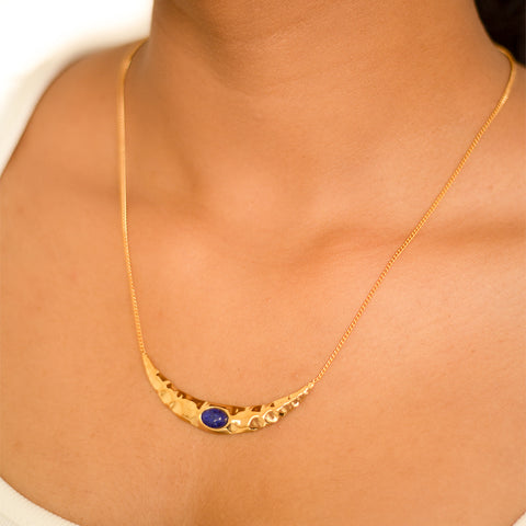 Illuminate your style with the Lunar Light Necklace! This unique necklace features a stunning lunar pendant that glows in the dark, making it perfect for any day or night look. With its playful and quirky design, you'll turn heads and add a touch of magic to any outfit.  Material: Stainless Steel Plating: 18K Gold-Plated Waterproof Hypoallergenic Anti-tarnish
