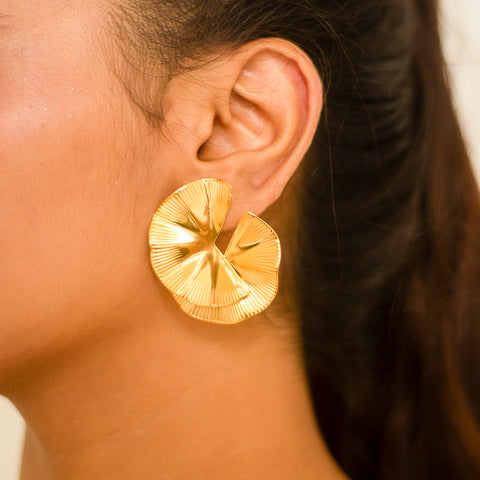Make a statement with these Swirl Statement Stud Earrings! With their unique swirl design, these earrings are sure to add a touch of fun and quirkiness to any outfit. Show off your playful side with these one-of-a-kind studs.  Material: Stainless Steel Plating: 18K Gold-Plated Waterproof Hypoallergenic Anti-tarnish