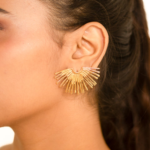 Shine like the sun with these playful Sun Beam Earrings. Let your style radiate with these quirky, fun accessories that add a touch of humor to any outfit. Perfect for those who don't take themselves too seriously!  Material: Stainless Steel Plating: 18K Gold-Plated Waterproof Hypoallergenic Anti-tarnish