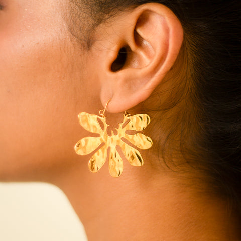 Get ready to add a touch of elegance to your outfit with Flora Delicate earrings! These beautiful earrings feature delicate floral designs that will surely make a statement. Perfect for any occasion, these earrings will bring a touch of sophistication to any look.  Material: Stainless Steel Plating: 18K Gold-Plated Waterproof Hypoallergenic Anti-tarnish