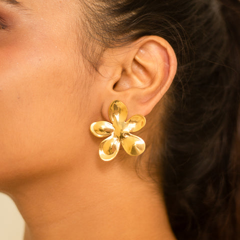 Bask in the beauty of the Blossom Bliss Earring! These stunning earrings will add a touch of elegance to any outfit with their delicate floral design. Perfect for any occasion, these earrings are a must-have for any fashion-forward individual. Adorn yourself with the beauty of nature and embrace the bliss of blossoms with these lovely earrings.  Material: Stainless Steel Plating: 18K Gold-Plated Waterproof Hypoallergenic Anti-tarnish