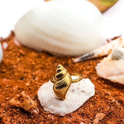 Indulge in the beauty of the Shell Bliss Ring. Adorned with a shimmering shell, this ring brings a touch of the ocean to your daily style. The perfect accessory for any beach-lover or mermaid at heart. Dive into elegance with the Shell Bliss Ring.  Material: Stainless Steel Plating: 18K Gold-Plated Waterproof Hypoallergenic Anti-tarnish