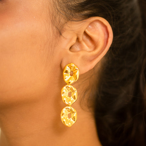 These stunning daisy chain earrings are 18k gold plated and inspired by natural flowers. Delicate and elegant, they are the perfect addition to any outfit. Add a touch of beauty to your look with these intricately designed earrings.  Material: Stainless Steel Plating: 18K Gold-Plated Waterproof Hypoallergenic Anti-tarnish