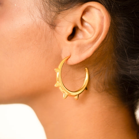 Introducing Flora Thorn - a playful and quirky addition to your collection. Embrace nature's beauty with this charming piece.&nbsp;  Material: Stainless Steel Plating: 18K Gold-Plated Waterproof Hypoallergenic Anti-tarnish