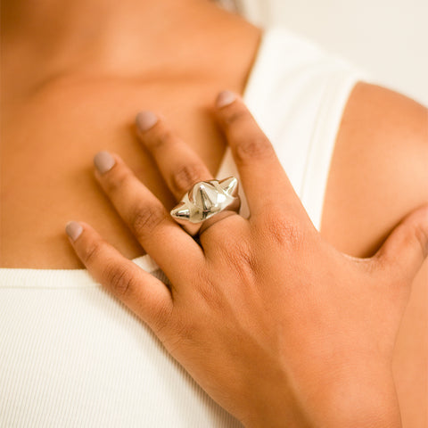 Add a touch of natural beauty to your style with our Floral Silver Thorn Ring. Crafted with intricate floral details and elegant silver thorns, this ring will add a unique and playful element to any outfit. Perfect for anyone with an adventurous and fun-loving spirit.  - Crafted with 92.5 silver plated on stainless steel - Anti-tarnish, hypoallergenic, and waterproof - A versatile addition to your daily ensemble - Elevate your style effortlessly