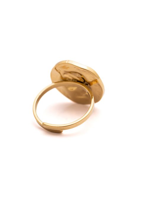 Introducing the Queen's Ring, a modern and contemporary piece of jewelry fit for royalty. This stunning ring is plated with 18k gold, giving it a luxurious and elegant look that will elevate any outfit.  Material: Stainless Steel Plating: 18K Gold-Plated Waterproof Hypoallergenic Anti-tarnish Adjustable