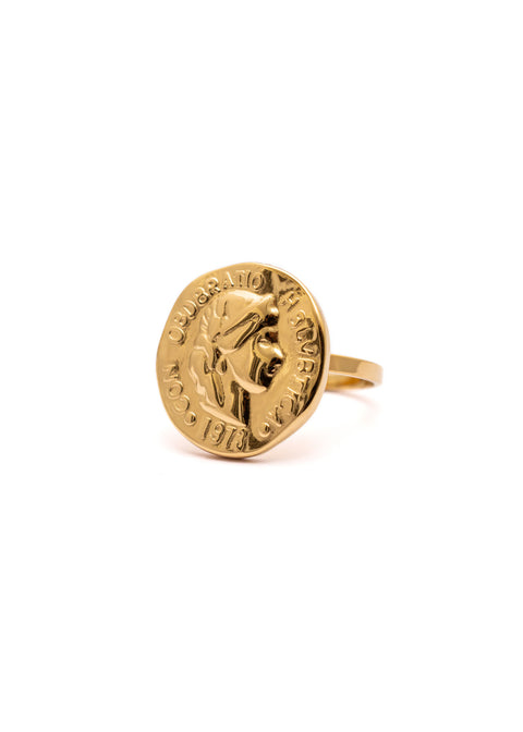 Introducing the Queen's Ring, a modern and contemporary piece of jewelry fit for royalty. This stunning ring is plated with 18k gold, giving it a luxurious and elegant look that will elevate any outfit.  Material: Stainless Steel Plating: 18K Gold-Plated Waterproof Hypoallergenic Anti-tarnish Adjustable