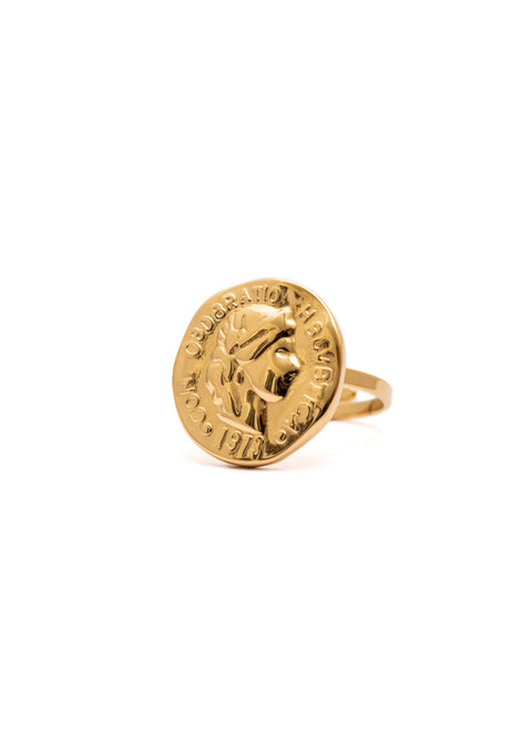 Introducing the Queen's Ring, a modern and contemporary piece of jewelry fit for royalty. This stunning ring is plated with 18k gold, giving it a luxurious and elegant look that will elevate any outfit.  Material: Stainless Steel Plating: 18K Gold-Plated Waterproof Hypoallergenic Anti-tarnish Adjustable